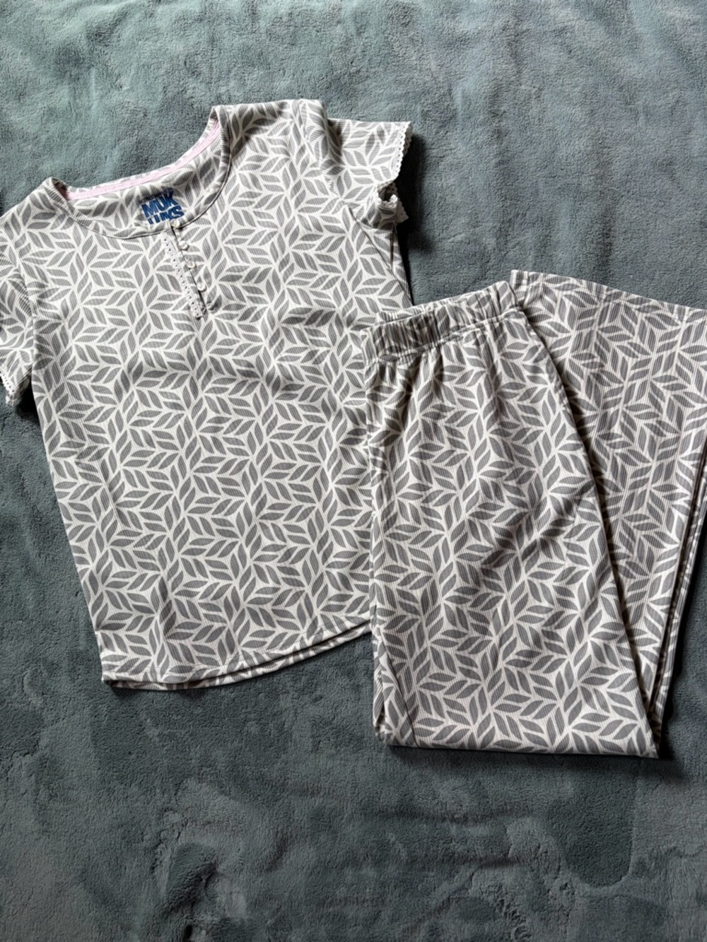 Muk Luks Gray & White Leaf-Print Pajama Set